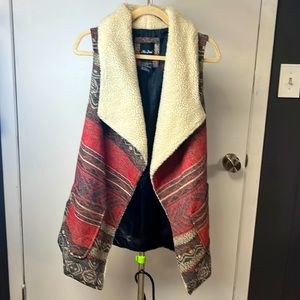 Me Jane, size L but I wear it and I am a S. Oversized vest